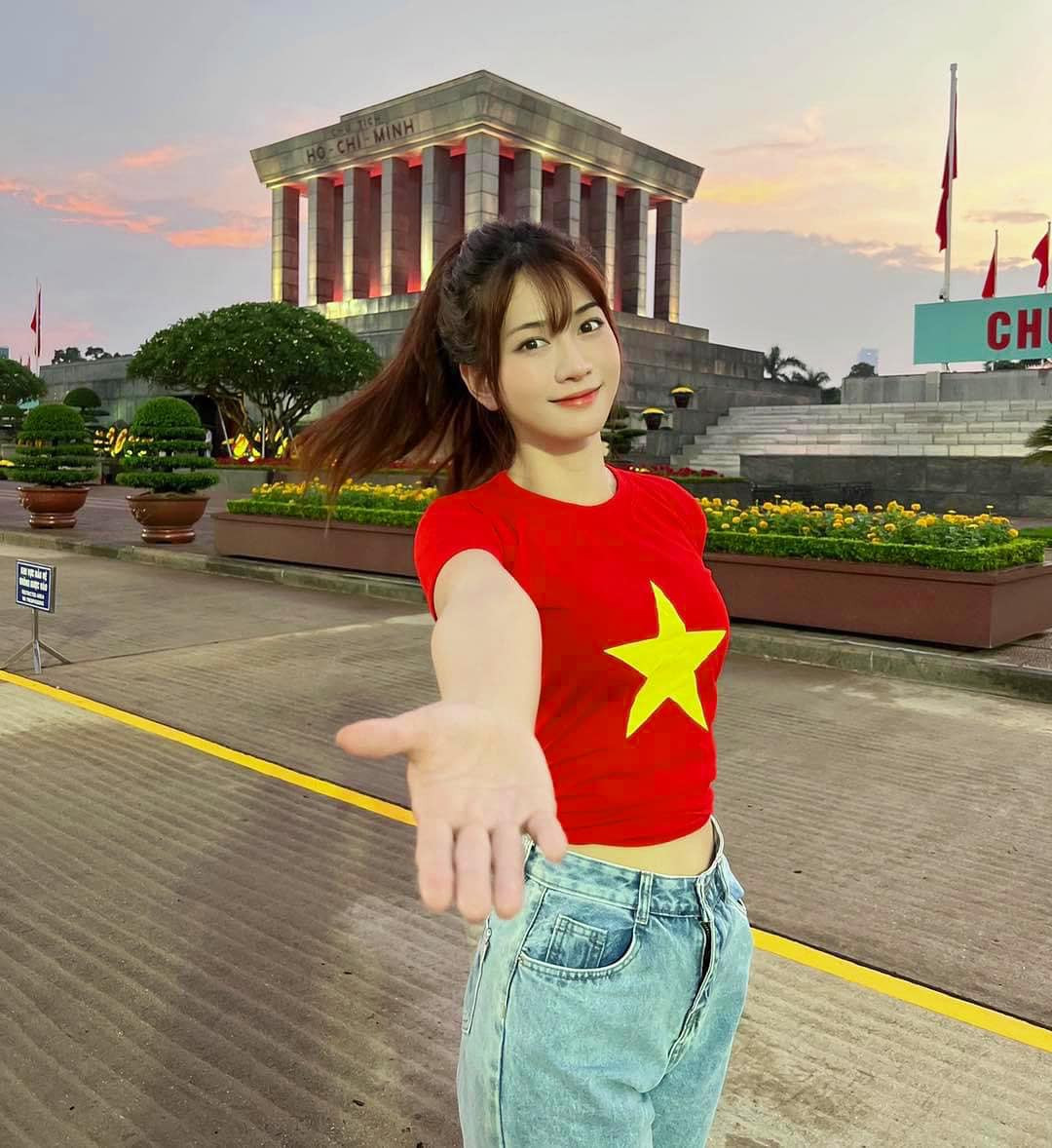 Nhắc đến Lê Bống, nhiều người không khỏi ám ảnh khi hot TikToker này 5 lần 7 lượt diện đồ phản cảm trên gameshow, đi chùa... với trang phục kém duyên.