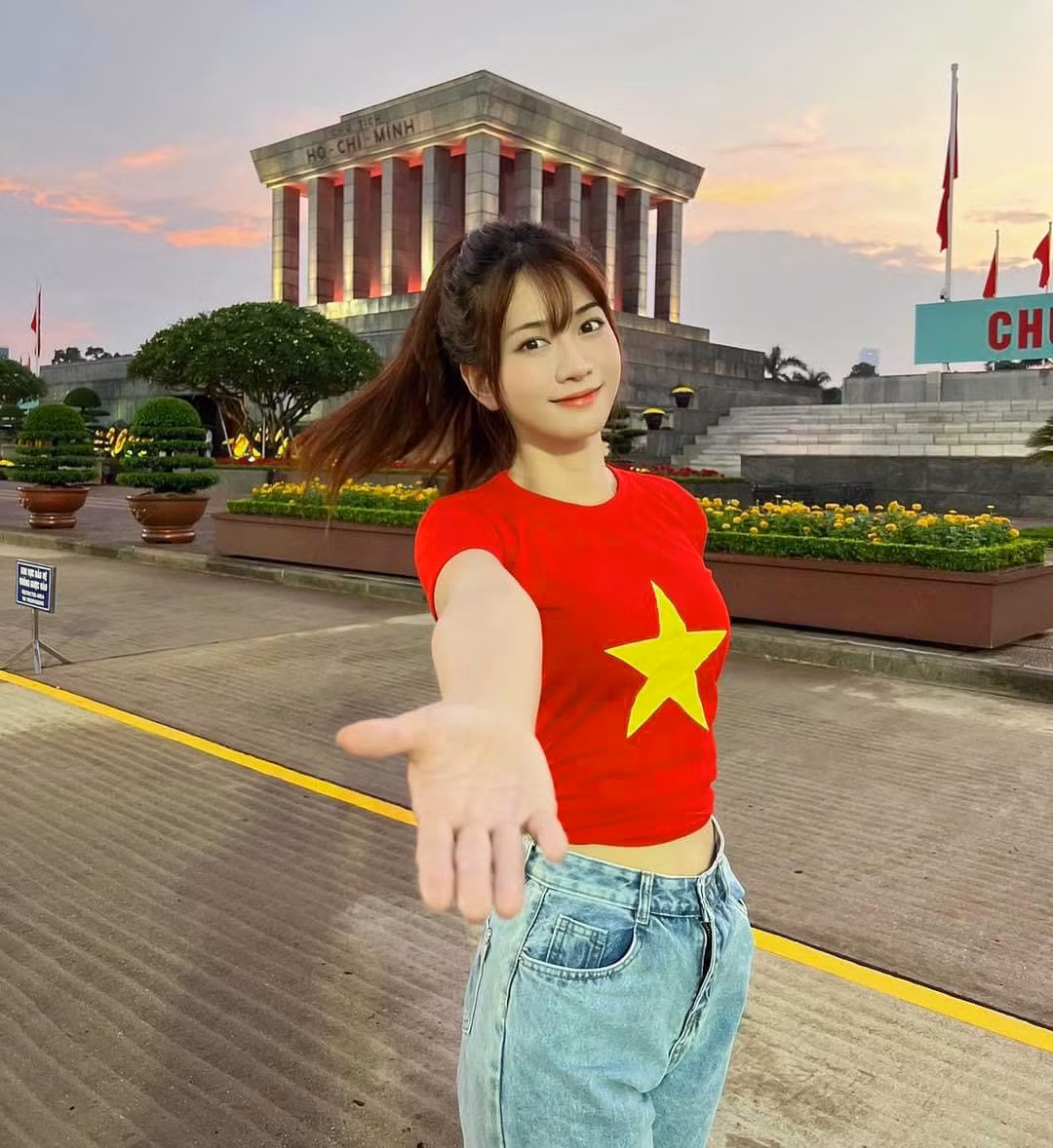 Nhắc đến Lê Bống, nhiều người không khỏi ám ảnh khi hot TikToker này 5 lần 7 lượt diện đồ phản cảm trên gameshow, đi chùa... với trang phục kém duyên.