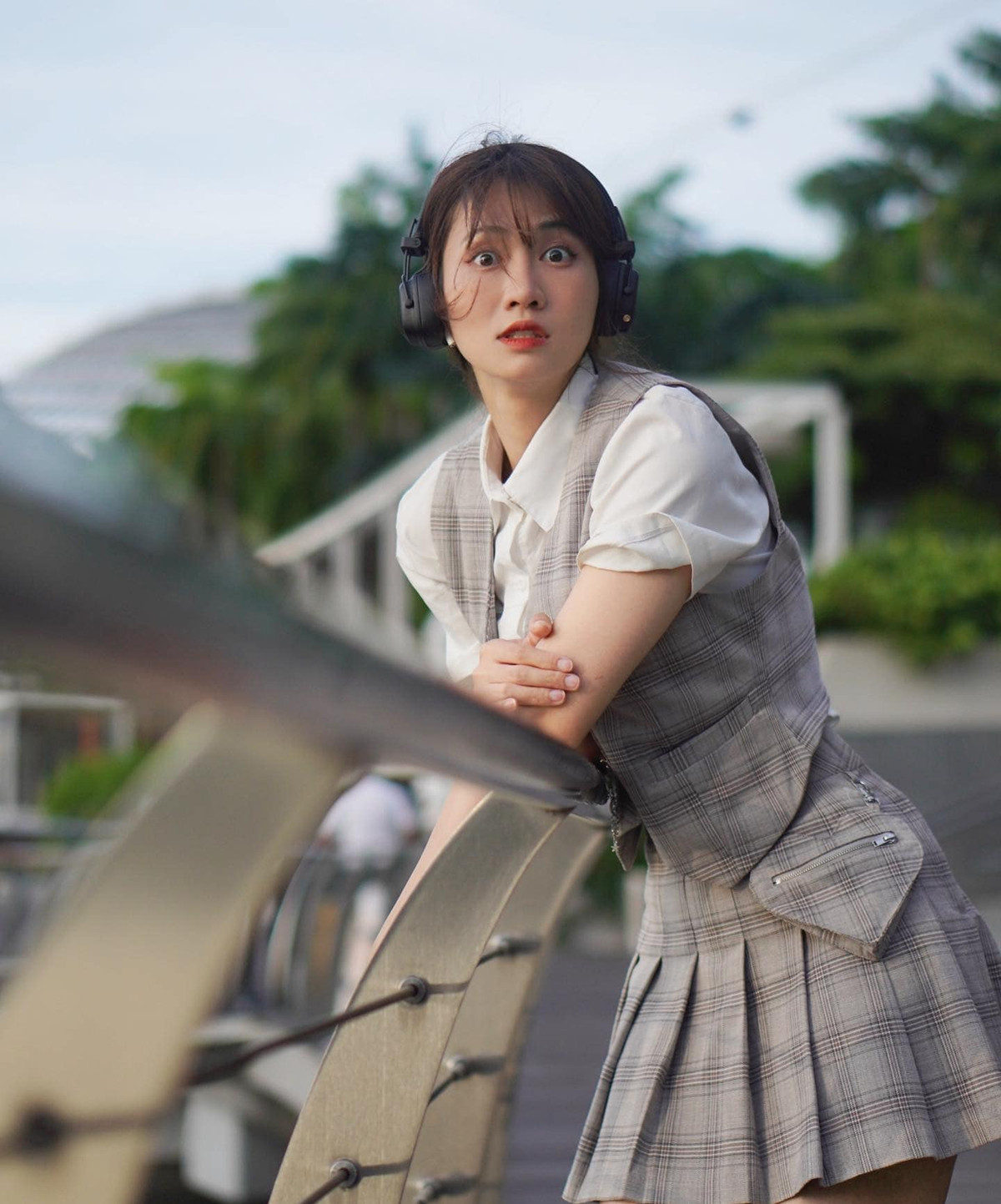 Bên cạnh ý kiến cà khịa, nhiều người cũng đứng ra bênh vực Lê Bống. Họ cho rằng trong thời gian qua, TikToker đình đám này từng tham gia khá nhiều khía cạnh trong nghệ thuật như MC, diễn viên đóng MV hay cả thi hoa hậu.