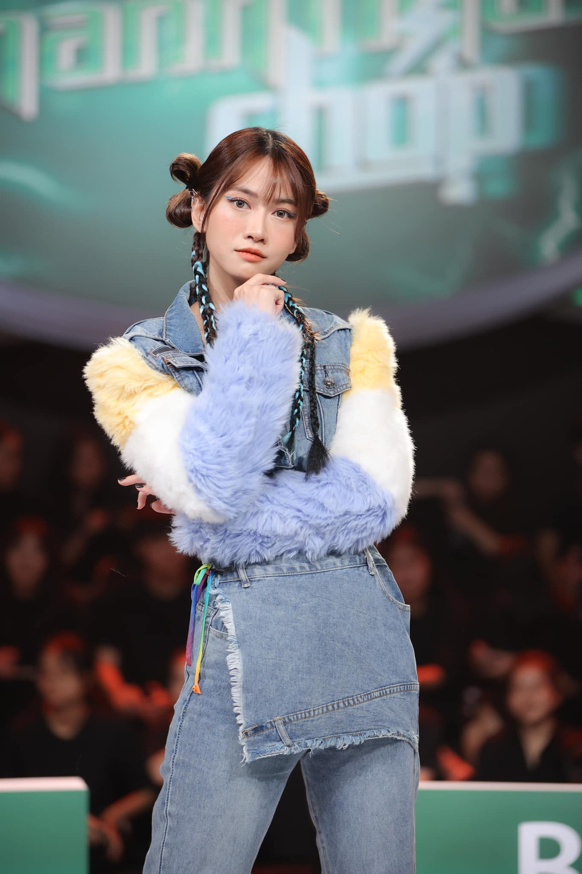 Điển hình trong chương trình Nhanh Như Chớp, Lê Bống mặc croptop vàng, khoe vòng 1 khủng. Chuyện sẽ không có gì đáng nói nếu hình in gương mặt Pikachu không nằm ở ngay điểm nhạy cảm.