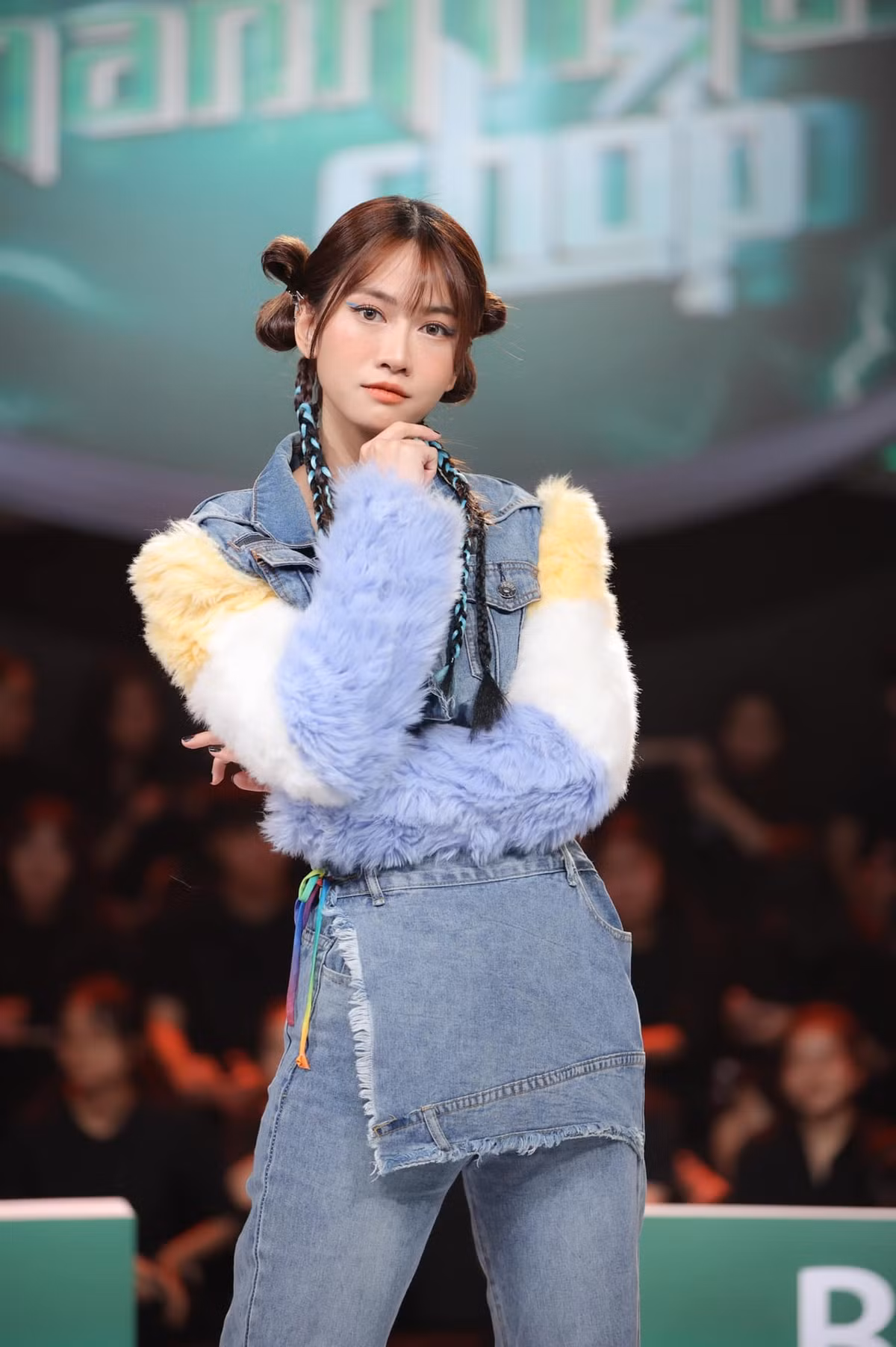 Điển hình trong chương trình Nhanh Như Chớp, Lê Bống mặc croptop vàng, khoe vòng 1 khủng. Chuyện sẽ không có gì đáng nói nếu hình in gương mặt Pikachu không nằm ở ngay điểm nhạy cảm.