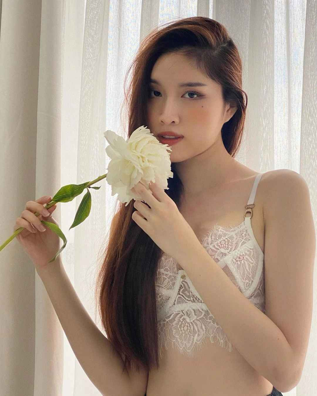 Mỗi lần phô diễn đường cong cơ thể, người đẹp sinh năm 1996 luôn thu hút sự chú ý của dân mạng.