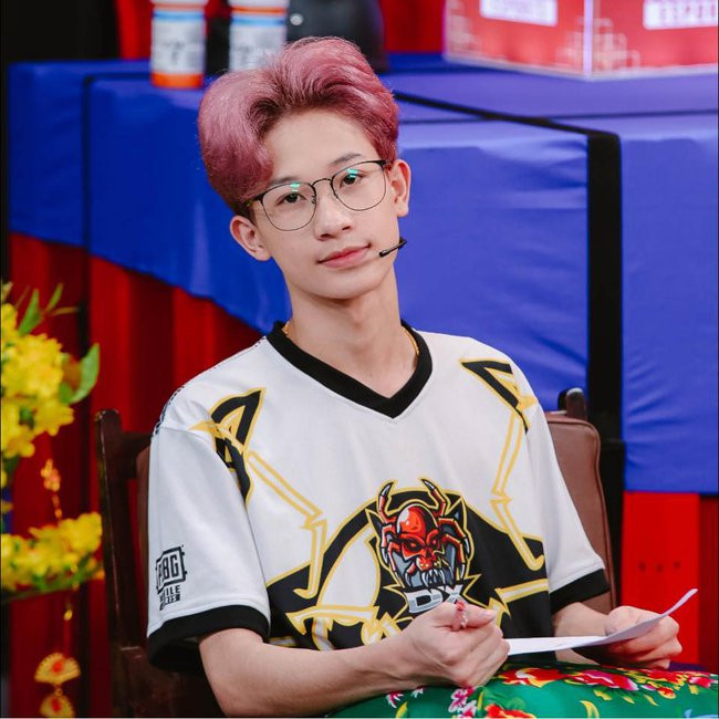 Bên cạnh đó, Ngân Sát Thủ cũng không thường xuyên đăng tải hình ảnh chung hay kể chi tiết về chuyện tình của mình.