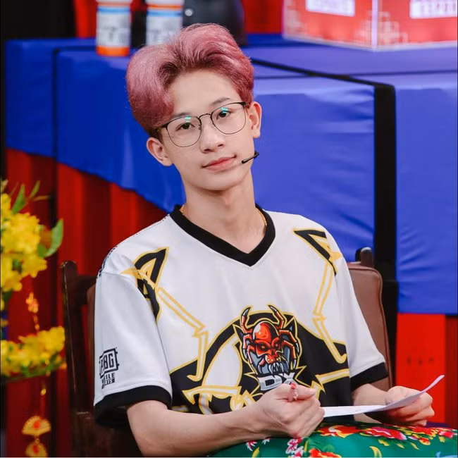 Bên cạnh đó, Ngân Sát Thủ cũng không thường xuyên đăng tải hình ảnh chung hay kể chi tiết về chuyện tình của mình.