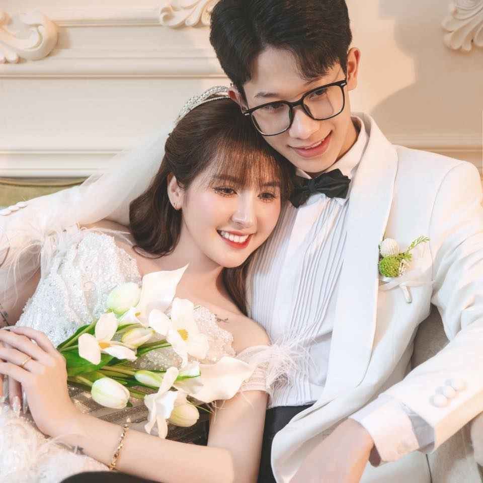 Văn Đông và Ngân Sát Thủ công khai hẹn hò từ khoảng tháng 7 năm nay. Trước đó, cặp đôi thỉnh thoảng xuất hiện cùng nhau trong một số sự kiện về game, tạo nội dung giao lưu trên TikTok. Cũng nhờ những lần tương tác mà cả hai nên duyên, trở thành một cặp sau 2 tháng tìm hiểu.