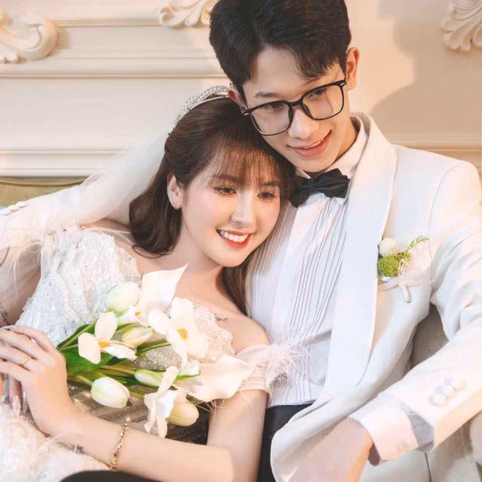 Văn Đông và Ngân Sát Thủ công khai hẹn hò từ khoảng tháng 7 năm nay. Trước đó, cặp đôi thỉnh thoảng xuất hiện cùng nhau trong một số sự kiện về game, tạo nội dung giao lưu trên TikTok. Cũng nhờ những lần tương tác mà cả hai nên duyên, trở thành một cặp sau 2 tháng tìm hiểu.