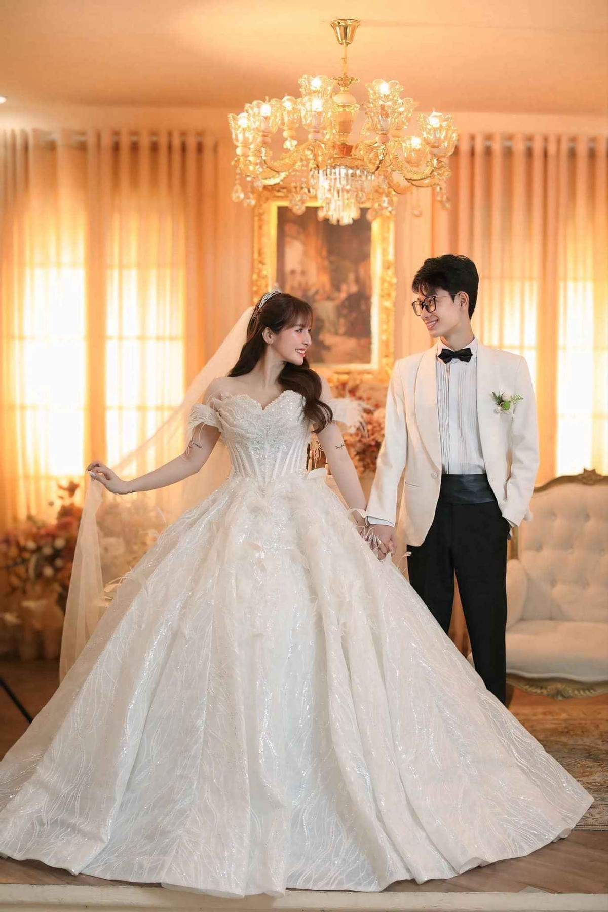 Tuy nhiên, vì sự chênh lệch tuổi tác, Văn Đông kém Ngân Sát Thủ 9 tuổi nên cả hai nhận không ít những ý kiến trái chiều. Nhiều người nhận xét về ngoại hình, độ từng trải trong tình yêu của hot girl làng game và chồng sắp cưới. Do đó, cả hai cũng rất hiếm khi đăng tải những hình ảnh ngọt ngào trên MXH.