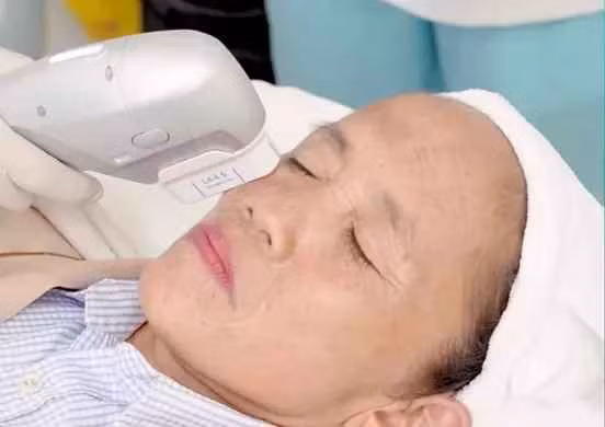 Nhưng gần đây, người phụ nữ này lại hâm nóng tên tuổi khi khoe clip đi làm đẹp. Theo đó, bà sẽ được tiêm tinh chất và tế bào gốc bằng các thiết bị hiện đại, tối tân để cải thiện sự thiếu hụt collagen.