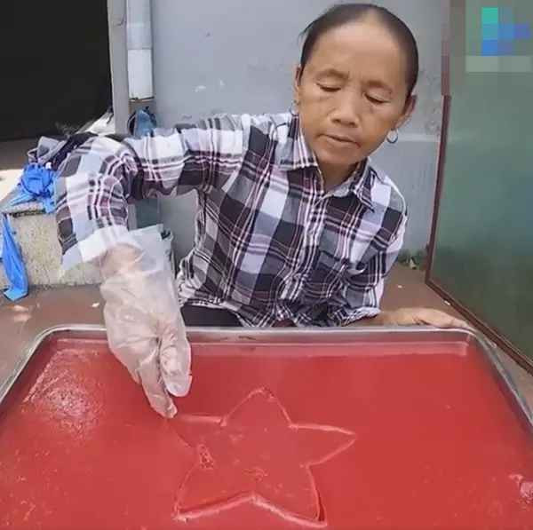 Dù có không ít lời khen ngợi nhưng cũng có nhiều lời can ngăn dành cho Youtuber lớn tuổi chớ sa đà thẩm mỹ.