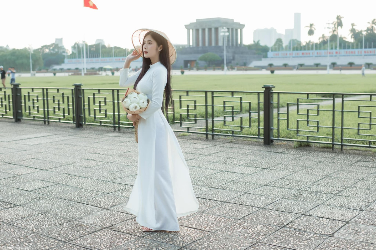 Mới đây nhất, hot streamer khiến dân tình "mắt chữ A, miệng chữ O" khi có màn hiện diện đầy lạ lẫm với chiếc áo dài trắng tinh khôi.