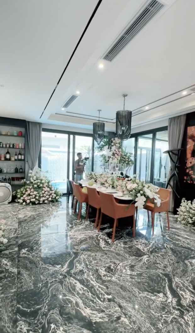 Tại lễ rước dâu, Đình Khang và Mai Tây cực kỳ đẹp với áo dài trắng. Cô dâu chọn cách trang điểm không quá cầu kỳ nhưng vẫn nổi bật với nhan sắc xinh đẹp, nụ cười rạng rỡ.