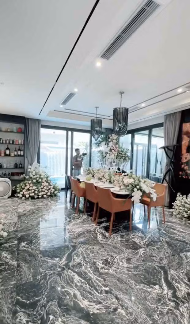 Tại lễ rước dâu, Đình Khang và Mai Tây cực kỳ đẹp với áo dài trắng. Cô dâu chọn cách trang điểm không quá cầu kỳ nhưng vẫn nổi bật với nhan sắc xinh đẹp, nụ cười rạng rỡ.