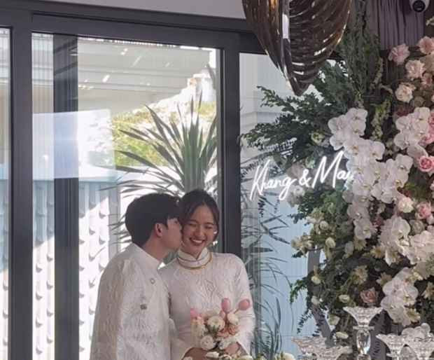 Cặp đôi hot girl và thiếu gia này vốn nổi tiếng với chuyện tình như phim khi gia đình Đình Khang đưa Mai về chăm từ khi còn học cấp 3, mẹ chồng cô tặng căn nhà rộng thênh thang từ khi chưa cưới.