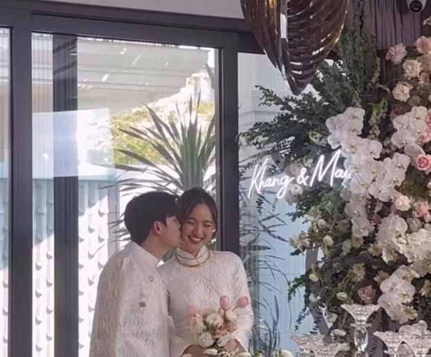 Cặp đôi hot girl và thiếu gia này vốn nổi tiếng với chuyện tình như phim khi gia đình Đình Khang đưa Mai về chăm từ khi còn học cấp 3, mẹ chồng cô tặng căn nhà rộng thênh thang từ khi chưa cưới.