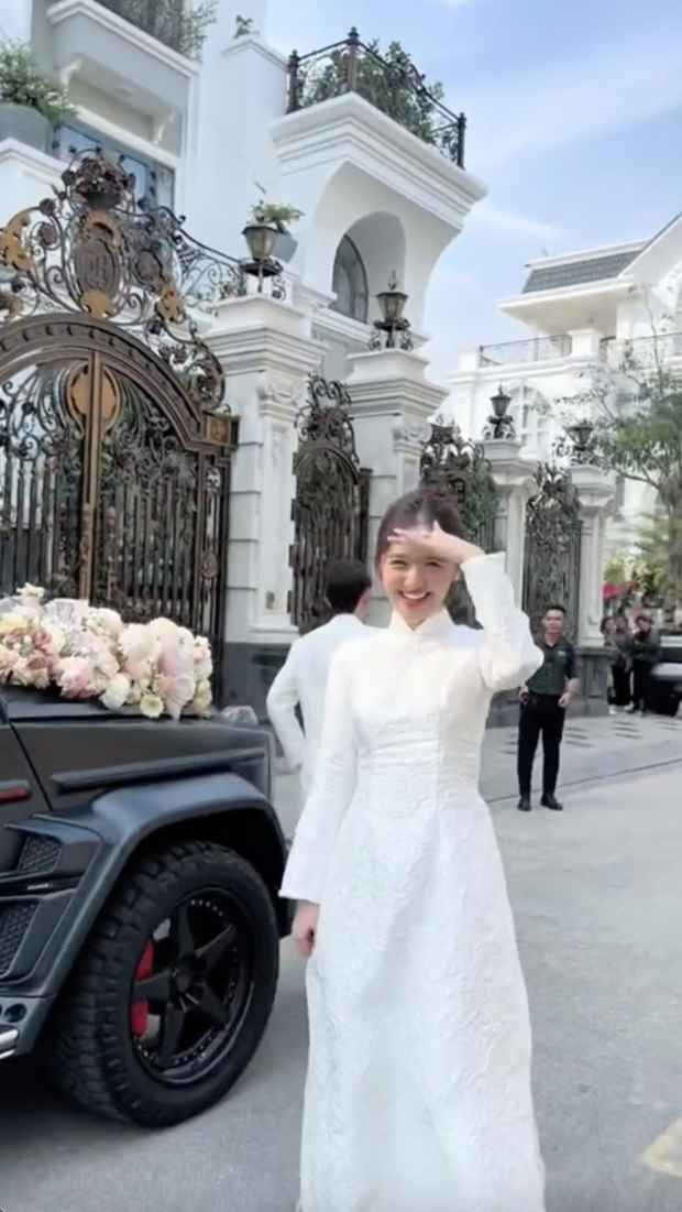 Trên trang cá nhân, cặp dâu xinh rể xịn cũng cập nhật những khoảnh khắc đặc biệt trong ngày trọng đại.