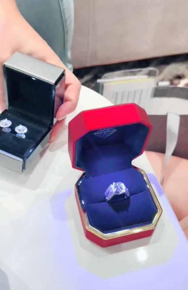 Cả hai thiếu gia và hot girl này cũng thoải mái trao nhau nụ hôn ngọt ngào trước sự chứng kiến của gia đình và bạn bè thân thiết.