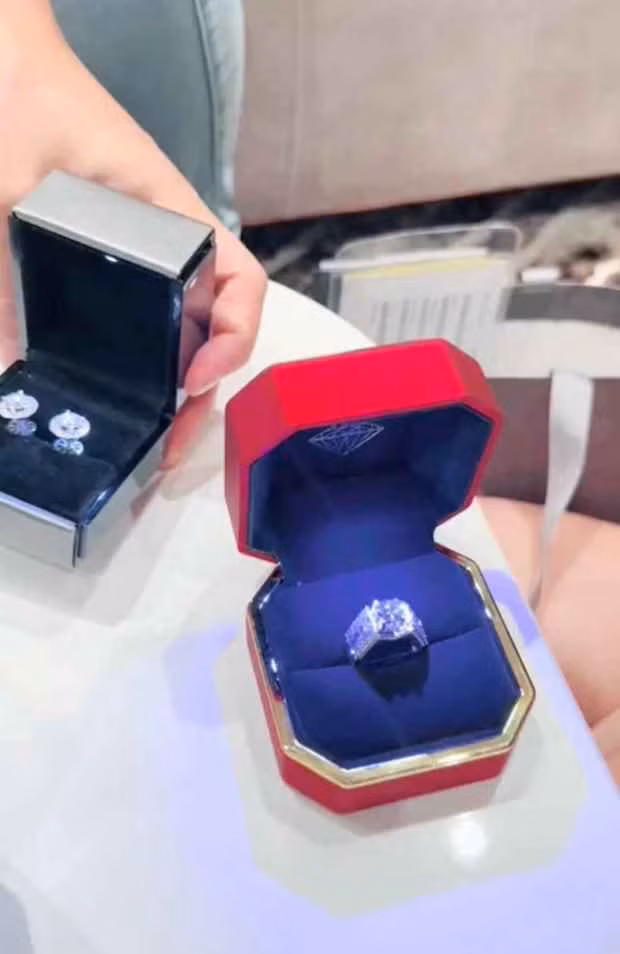 Cả hai thiếu gia và hot girl này cũng thoải mái trao nhau nụ hôn ngọt ngào trước sự chứng kiến của gia đình và bạn bè thân thiết.