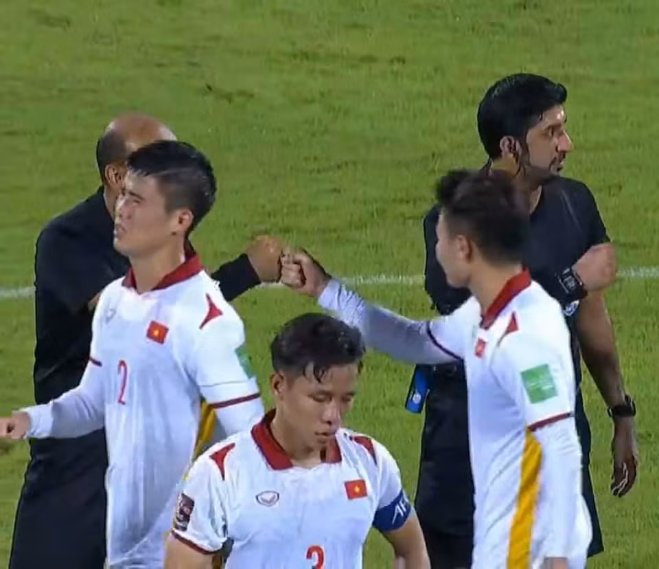 Giọt nước mắt của các học trò HLV Park Hang Seo ngay sau đó được các fan chia sẻ trên mạng xã hội và trở thành tâm điểm chú ý.