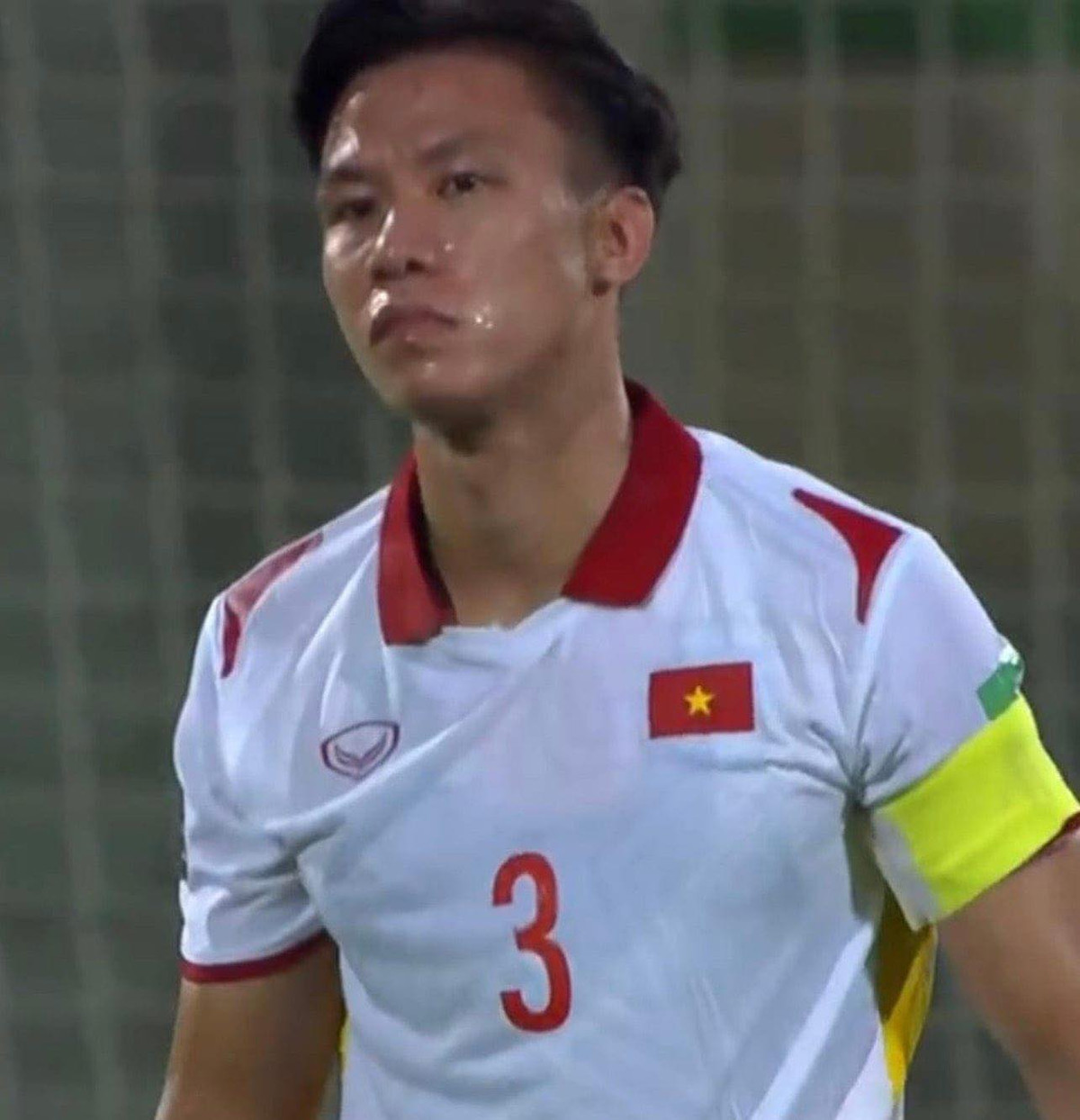 Lòng đầy tiếc nuối, Quế Ngọc Hải phải nén ngược nước mắt vào bên trong để kéo các đồng đội về.