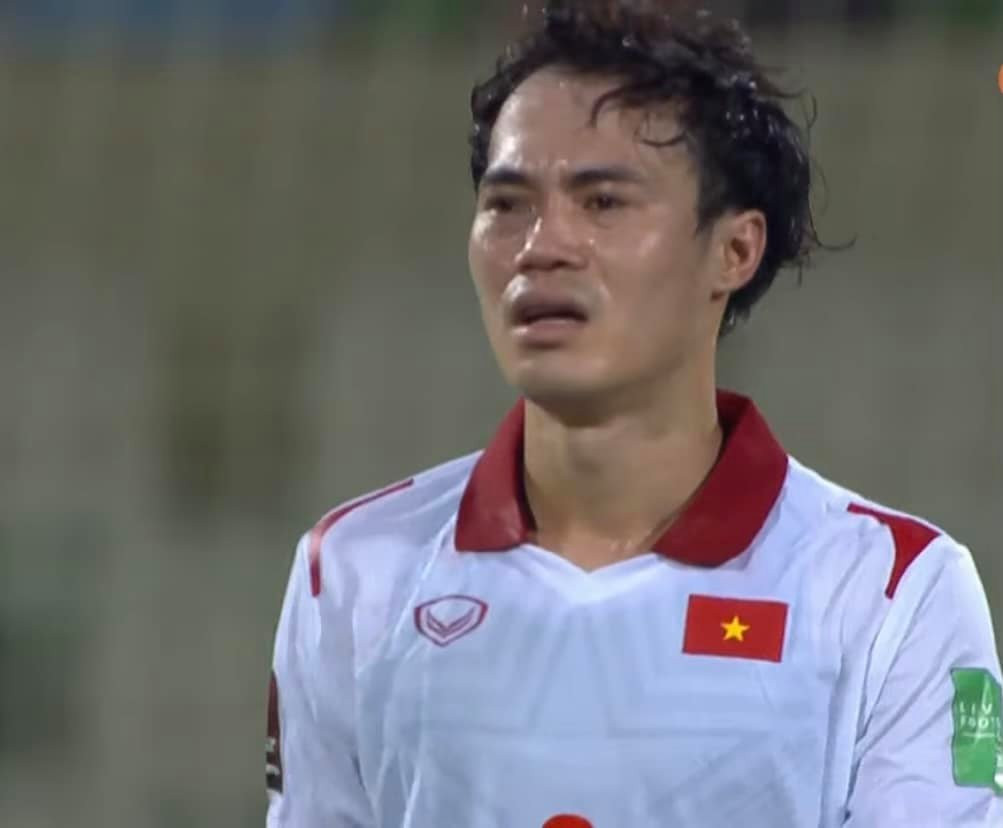 Văn Toàn đã rơi lệ sau trận đấu.