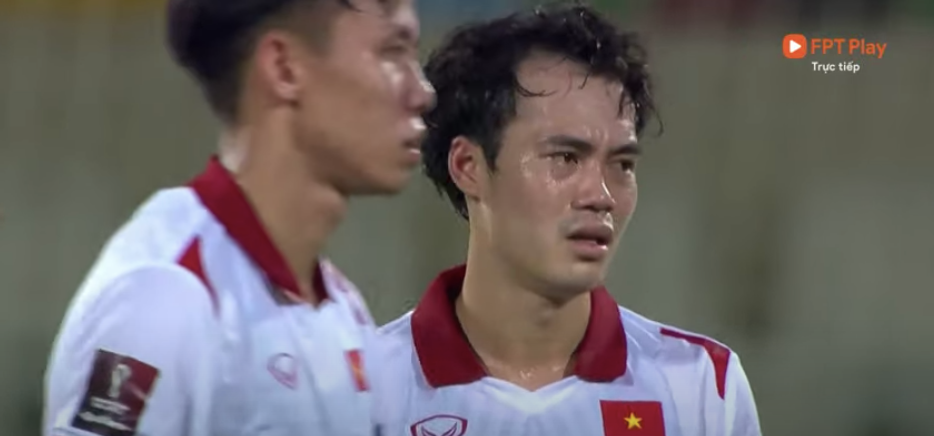 "Các bạn đã làm hết sức rồi không sao đâu ngẩng đầu lên và đi tiếp" hay "Việt Nam ổn mà tiếc nuối này để rồi vỡ òa cho trận đấu vào mùng 1 Tết đi mấy cu"... là những bình luận mà các netizen gửi đến cầu thủ đội tuyển Việt Nam sau trận thua sát nút Trung Quốc.