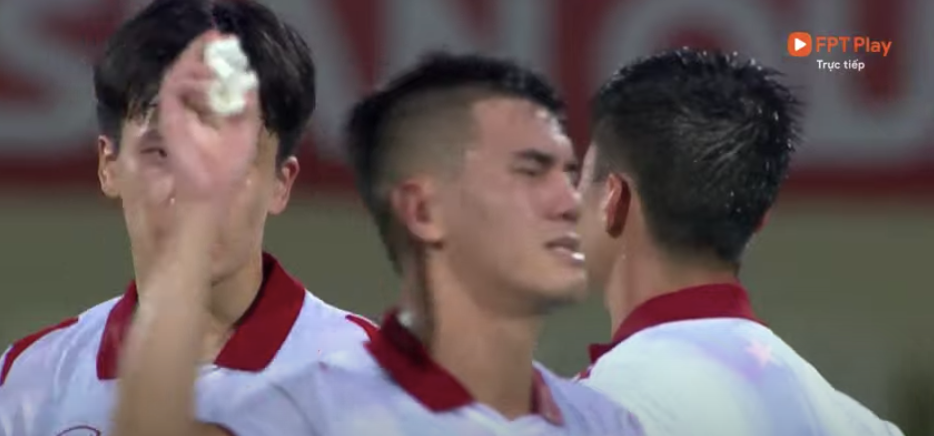 Dù để đối thủ dẫn trước tới 2 bàn nhưng bằng sự quả cảm, các cầu thủ đội tuyển Việt Nam đã có 2 bàn thắng gỡ hòa do công của Tấn Tài và Tiến Linh.