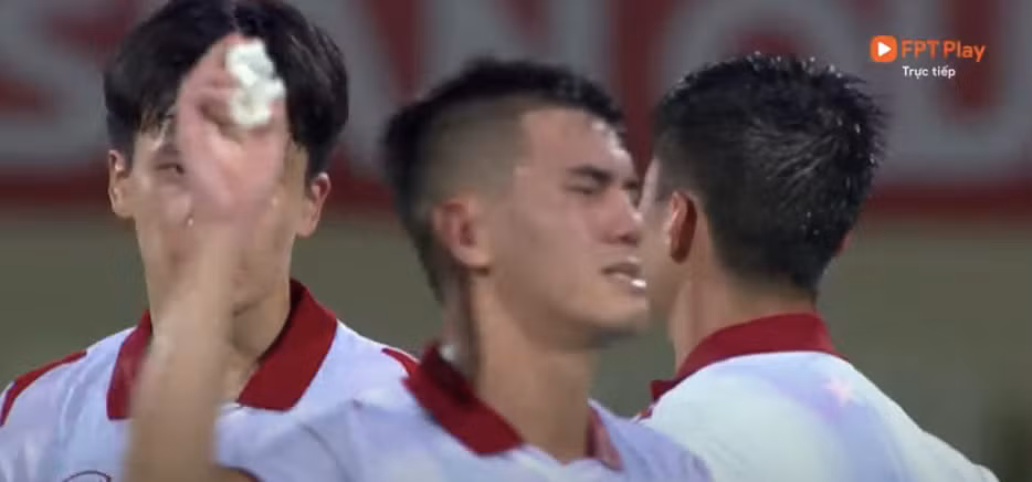 Dù để đối thủ dẫn trước tới 2 bàn nhưng bằng sự quả cảm, các cầu thủ đội tuyển Việt Nam đã có 2 bàn thắng gỡ hòa do công của Tấn Tài và Tiến Linh.