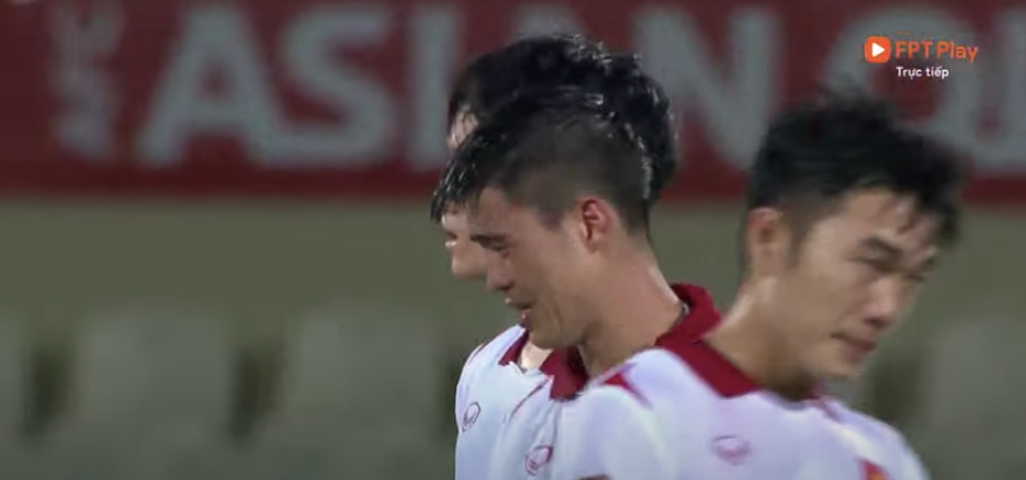 Sau khi tiếng còi kết thúc trận đấu của trọng tài Mohamed Abdullah Hassan vang lên các cầu thủ đội tuyển Việt Nam đã không cầm nổi nước mắt trước trận thua sát nút Trung Quốc.