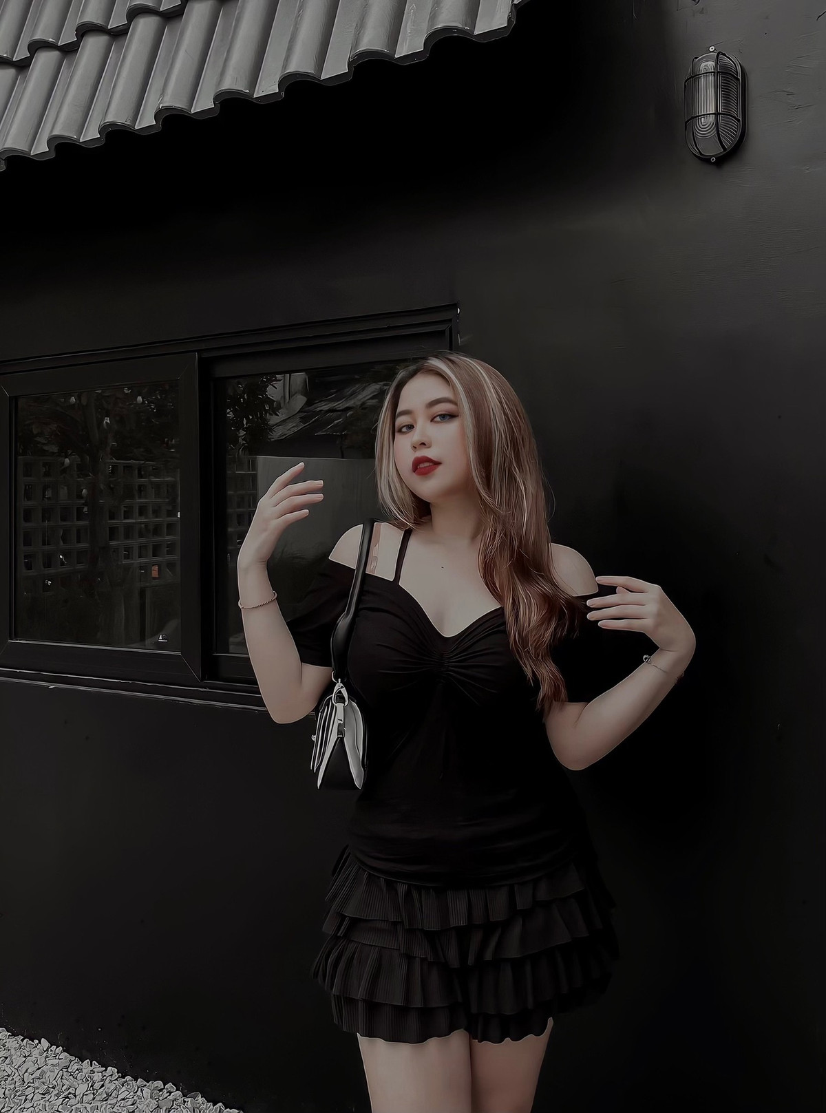 Do mình sống và cách mình tạo niềm tin. Bố mẹ hiểu mình giống như những người bạn. Mình cũng nói bố mẹ cũng không nên giải thích với hàng xóm hay bất kì ai về việc sao mình muốn mặc gợi cảm. Mình cũng muốn sống cho bản thân, gia đình." Ngọc Huyền chia sẻ thêm.