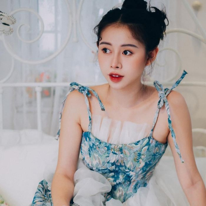 Những lúc như thế má lại lấy một chai rượu tiêu để thoa rồi bóp chân cho mình, bóp đến khi nào mình ngủ rồi thì thôi. Bây giờ mình đi làm ăn xa không có thời gian ở nhà bóp chân lại cho má cho nên đây là món quà thay mình chăm sóc cho ba má." Việt Phương Thoa nói thêm.