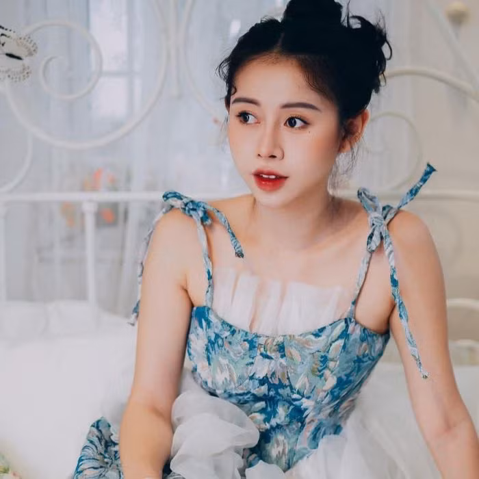 Những lúc như thế má lại lấy một chai rượu tiêu để thoa rồi bóp chân cho mình, bóp đến khi nào mình ngủ rồi thì thôi. Bây giờ mình đi làm ăn xa không có thời gian ở nhà bóp chân lại cho má cho nên đây là món quà thay mình chăm sóc cho ba má." Việt Phương Thoa nói thêm.