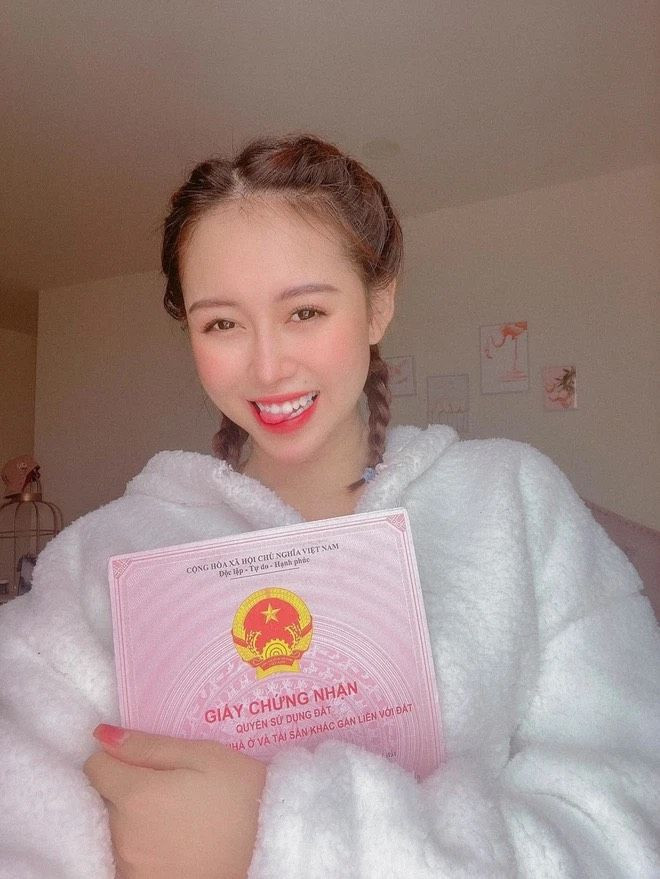 Phương Thoa nghẹn ngào chia sẻ nhiều điều khi về thăm gia đình. Trước đó, cô gái sinh năm 1998 còn giúp ba mẹ trả nợ, sửa sang nhà cửa.