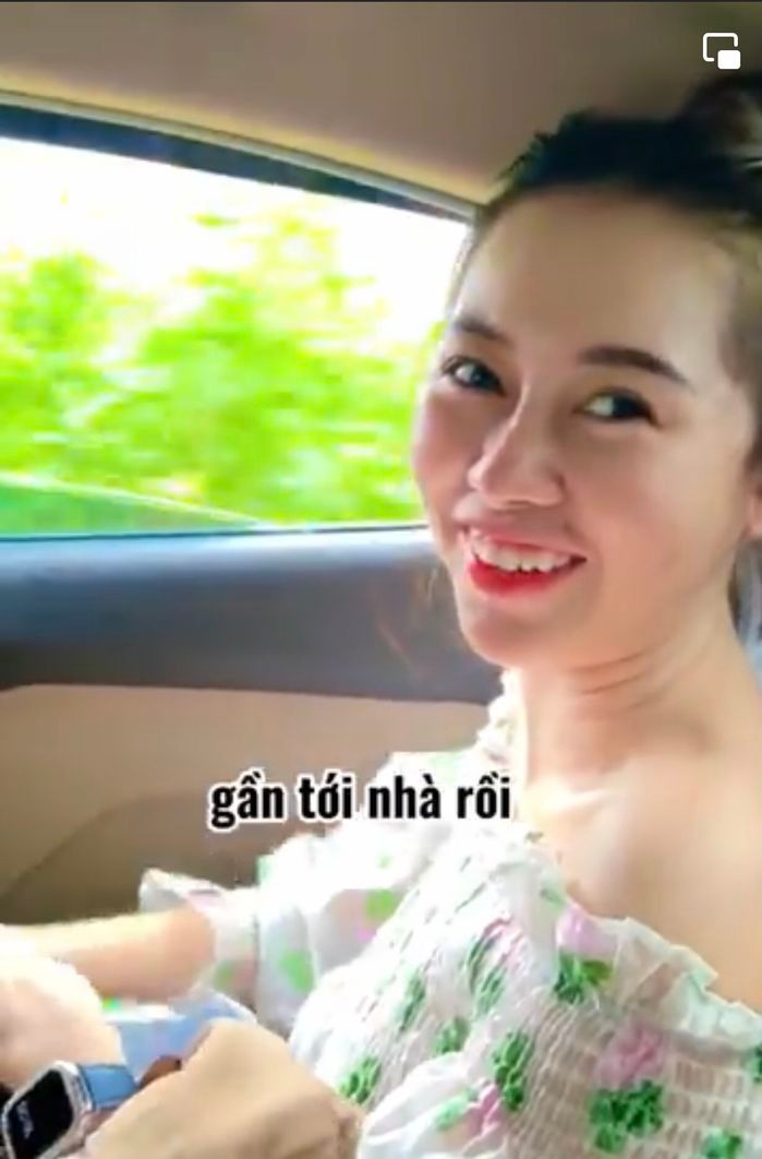 Cũng chính nhờ sự yêu mến của khán giả "chị Google" Việt Phương Thoa được nhiều nhãn hàng biết đến, công việc ổn định hơn, kiếm tiền nhiều hơn và có thể phụ giúp gia đình nhiều hơn.