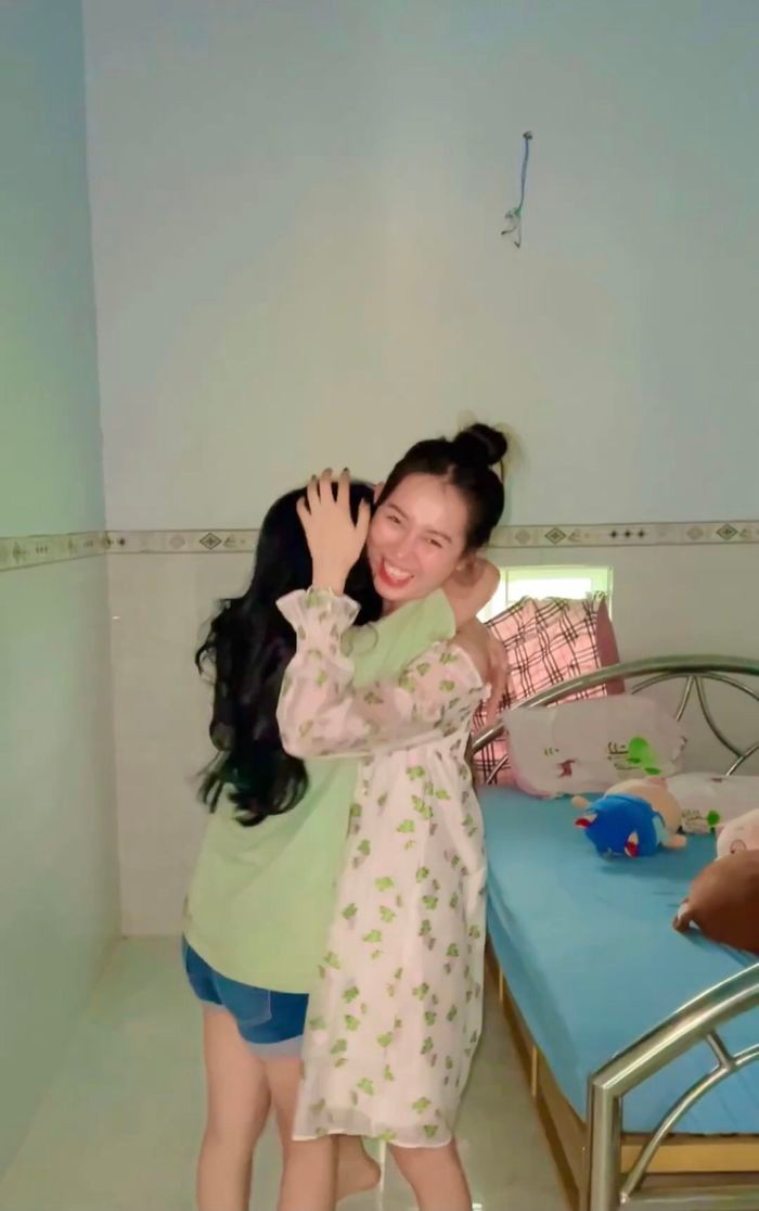 Mới đây, trên trang cá nhân của mình Việt Phương Thoa đã chia sẻ một đoạn clip ghi lại hành trình về thăm nhà sau một năm “trốn” tại Sài Gòn. Nữ TikToker cho biết Tết vừa rồi, không về là vì một vài lý do cá nhân, đây cũng là lần đầu tiên cô không đón Tết cùng gia đình.