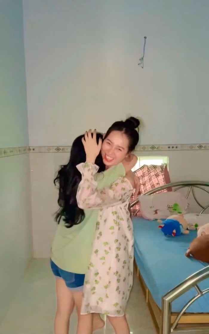 Mới đây, trên trang cá nhân của mình Việt Phương Thoa đã chia sẻ một đoạn clip ghi lại hành trình về thăm nhà sau một năm “trốn” tại Sài Gòn. Nữ TikToker cho biết Tết vừa rồi, không về là vì một vài lý do cá nhân, đây cũng là lần đầu tiên cô không đón Tết cùng gia đình.