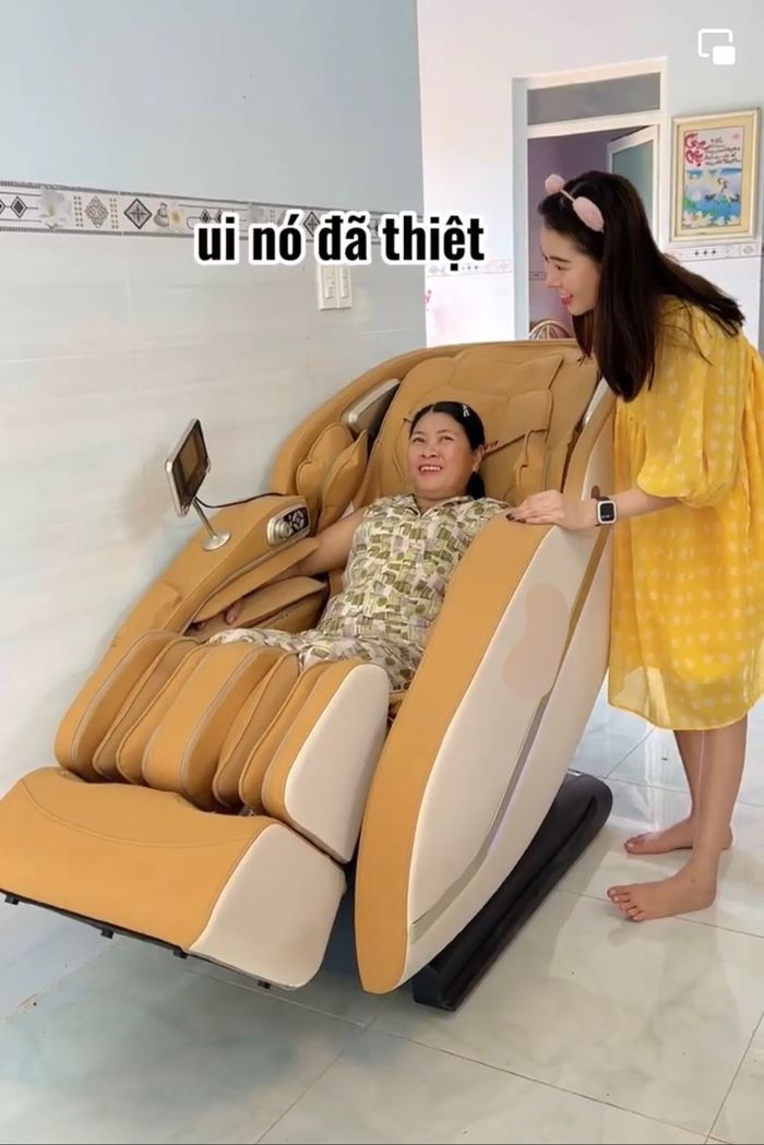 Sau khi lấy lại được tinh thần, lần này Việt Phương Thoa quyết định về thăm cả nhà và cùng nhau thưởng thức hương vị bữa cơm quê ấm cúng.