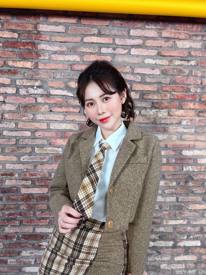 Có vẻ vì về nhà một cách bí mật nên mọi thành viên khá bất ngờ, cô em gái Việt Phương Thoa nhớ chị đến bật khóc, ba má của cô nàng thì cười vui trong hạnh phúc.