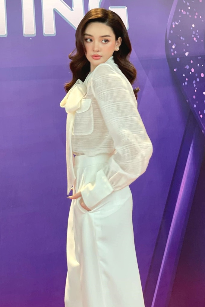 Không chỉ vậy, để có ngoại hình mềm mại nhất họ còn phải tiến hành các phẫu thuật khác về diện mạo, giảm cơ bắp và dùng thuốc nội tiết để duy trì giới tính.