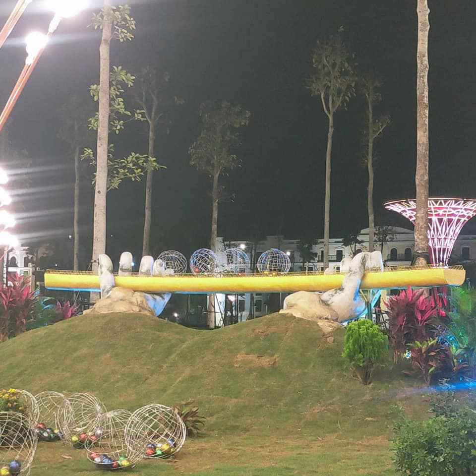 Hình ảnh cây cầu này khá tương đồng với cầu Vàng ở Đà Nẵng nhưng là một phiên bản nhỏ hơn.