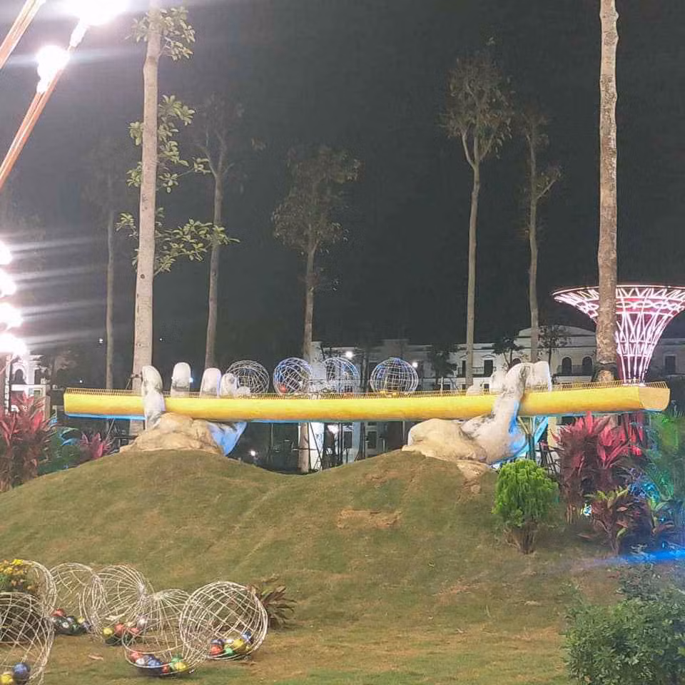 Hình ảnh cây cầu này khá tương đồng với cầu Vàng ở Đà Nẵng nhưng là một phiên bản nhỏ hơn.