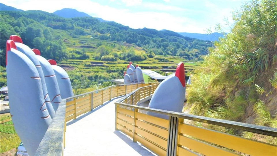 Nhiều người cho rằng phiên bản này còn xấu hơn cả chiếc cầu bàn tay ở Trung Quốc bởi nó có hình thù khá... lạ, màu sắc nhợt nhạt và móng tay còn được sơn đỏ chói...