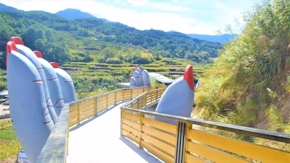 Nhiều người cho rằng phiên bản này còn xấu hơn cả chiếc cầu bàn tay ở Trung Quốc bởi nó có hình thù khá... lạ, màu sắc nhợt nhạt và móng tay còn được sơn đỏ chói...