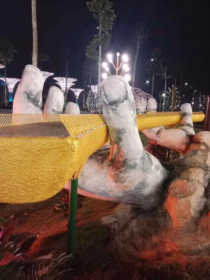 Nhiều cư dân mạng bày tỏ các ý kiến và nhận xét khác nhau về cây cầu vàng phiên bản Thanh Hóa này. Trong đó, rất nhiều người cho rằng đây chỉ là hình ảnh ghép hoặc là một sản phẩm của photoshop bởi họ từng tới Sầm Sơn nhưng không thấy cây cầu này.