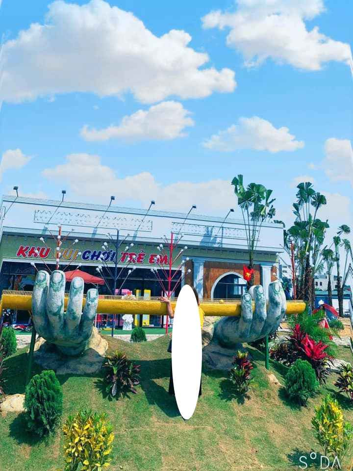 Tuy nhiên, sự thật là cây cầu vàng này chỉ là một phiên bản nhỏ dạng tiểu cảnh mô phỏng lại để trang trí, bởi thế nên không phải ai tới Sầm Sơn cũng từng ghé tới địa điểm có cây cầu này.