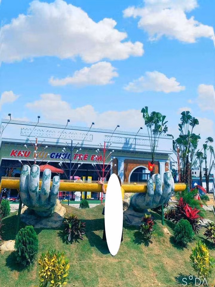 Tuy nhiên, sự thật là cây cầu vàng này chỉ là một phiên bản nhỏ dạng tiểu cảnh mô phỏng lại để trang trí, bởi thế nên không phải ai tới Sầm Sơn cũng từng ghé tới địa điểm có cây cầu này.