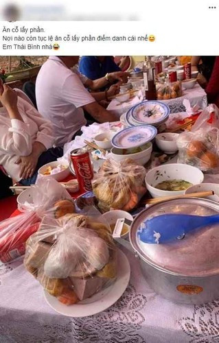 Trong một lần tình cờ thấy người trong làng đăng hình mẹ đang lấy đồ từ mâm đàn ông rồi bỏ túi nilon mang về. Cậu con trai đã rất tức giận và có hành động vứt đi túi thịt mà mẹ cầm về sau bữa cỗ.