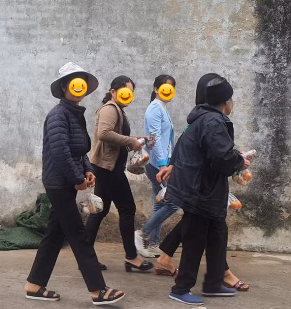 Với cha mẹ, con cái chính là tài sản quý giá nhất trên đời này và họ luôn muốn dành mọi thứ tốt đẹp nhất cho con. Thế nhưng, chuyện một người mẹ đi ăn cỗ lấy phần mang về lại vô tình mang đến câu chuyện gây tranh cãi sau đây.