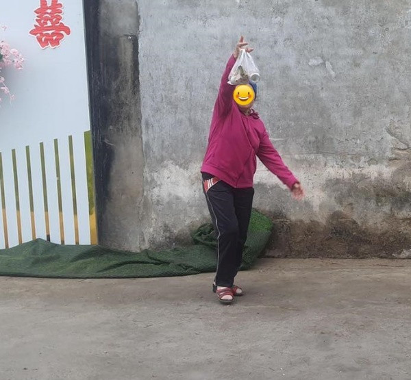 Bà chỉ ăn miếng rau, chút canh để no bụng còn giò, chả, thịt gà liền bỏ vào túi nilon rồi mang về nhà.