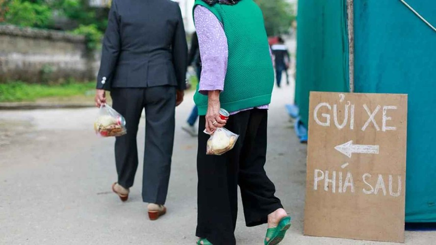 Vẫn biết hành động đó là không đúng, khiến mẹ giận và buồn nhưng cậu con trai chỉ mong muốn mẹ đừng lấy phần nữa. Gia đình cũng không còn thiếu thốn nên khi đến đám cỗ, “xin mẹ hãy ăn uống thật thoải mái, đừng cố lấy phần về cho con”.