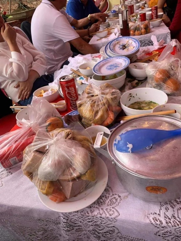 Cứ như thế, suốt nhiều năm nay, bà mẹ luôn mang phần về vì muốn con trai và chồng có miếng ngon để ăn. Hồi bé, đó là niềm vui, niềm hạnh phúc mỗi khi mẹ đi ăn cỗ về có quà.